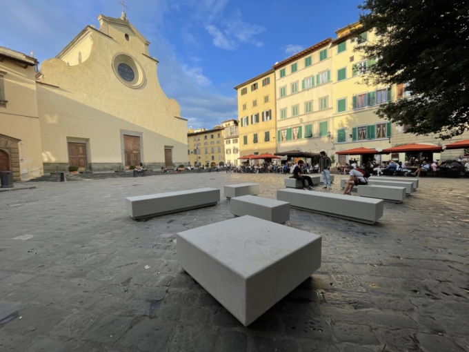 In Santo Spirito arrivano le panchine itineranti, ma i residenti non gradiscono: “Sono pensate per la movida”