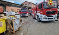 Fiamme "mangiano" deposito di forniture alberghiere all'Elba