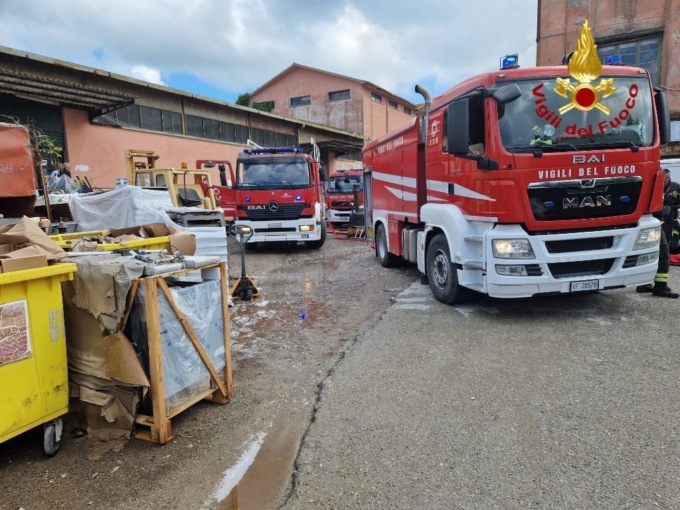 Fiamme “mangiano” deposito di forniture alberghiere all’Elba