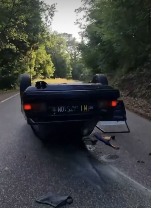 Incidente a San Casciano: causa incidente e scappa. Auto ribaltata