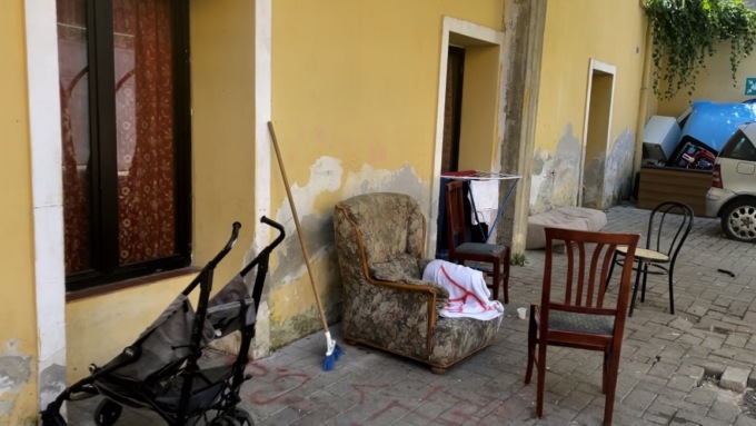 Viaggio all’interno dell’ex Astor: le immagini video nelle stanze della disperazione