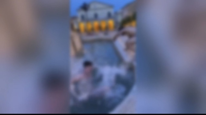 Cecina, tre stranieri si tuffano nudi nella fontana e si filmano: IL VIDEO