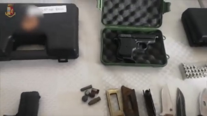 Fabbricavano armi in casa: denunciati 8 minori. Alcuni di loro sono di Pisa