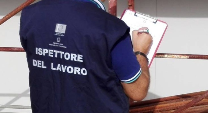 Caporalato a Prato: imprenditrice cinese faceva lavorare a 3.50 all’ora per 12 ore di fila