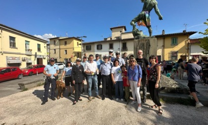 Festa per l'inaugurazione della piazza, ma il cane "Nello" scova la droga nascosta in una siepe