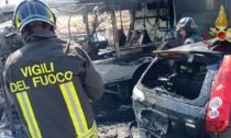 Va a fuoco un autobus in città, passeggeri spaventati ma illesi