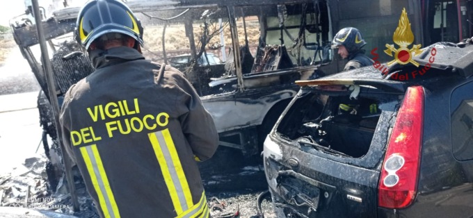 Va a fuoco un autobus in città, passeggeri spaventati ma illesi