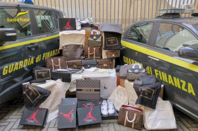 Griffe contraffatte: maxi operazione della Finanza. Sequestrati oltre 10mila borse e accessori