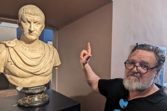 Russell Crowe, il gladiatore degli Uffizi. Il premio Oscar americano in visita al museo fiorentino