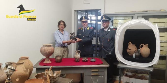 Reperti archeologici confiscati in un negozio, ora restituiti al museo di Bibbiena