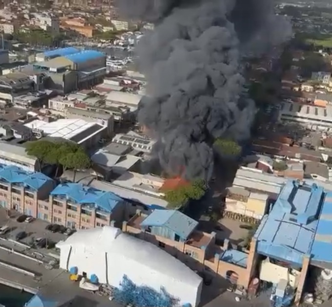 Maxi incendio a Viareggio: in fiamme magazzino in Darsena