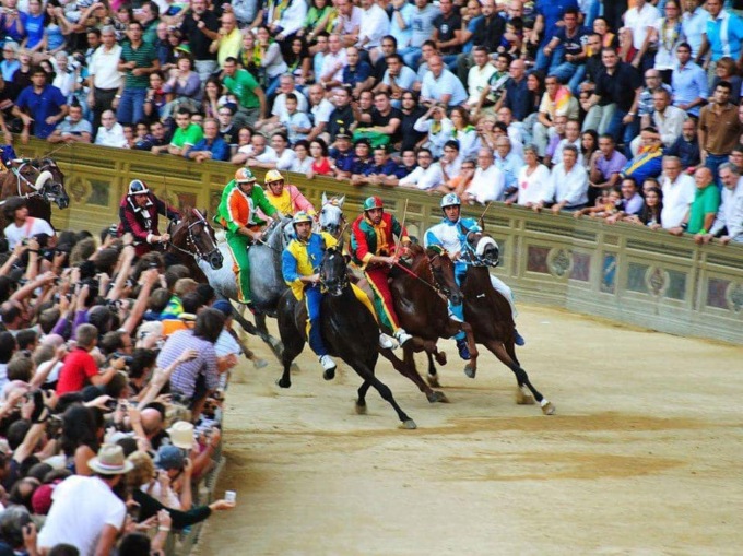 Palio di Siena 2024: programma, contrade, cavalli e fantini. Dove vedere la sfida del 2 luglio