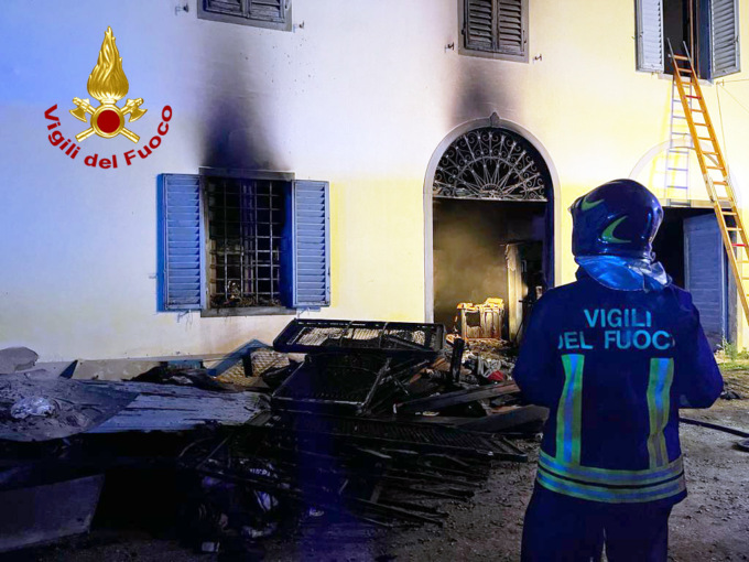 Incendio in un’azienda agricola: in salvo un minore e una ragazza disabile