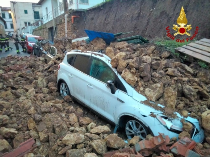 Rosignano Marittimo: crolla muro sulle auto