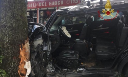 Finiscono con l’auto contro un albero: paura per due donne a Sorano