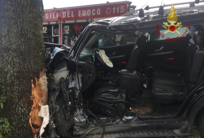 Finiscono con l’auto contro un albero: paura per due donne a Sorano