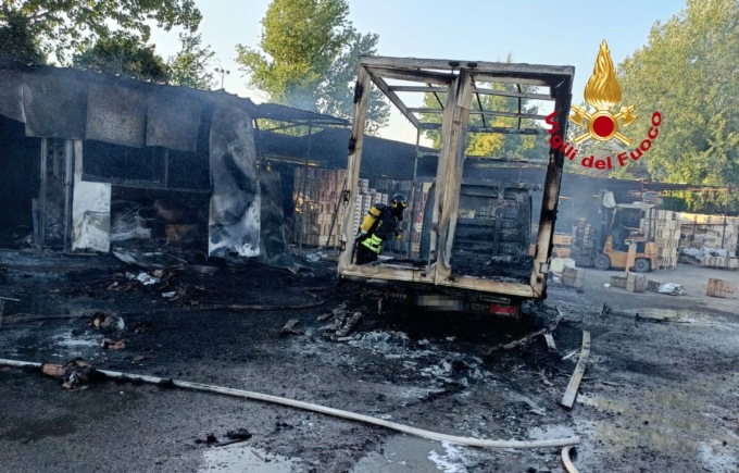 A fuoco camion in via Quaracchi a Firenze