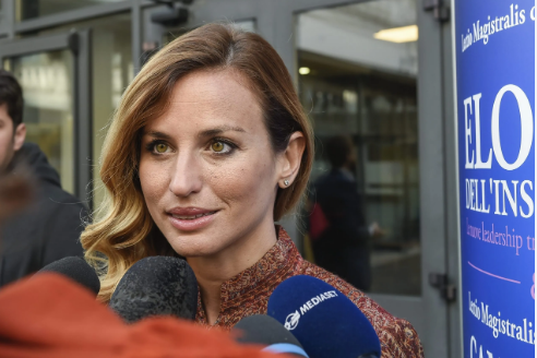 Nizza protesta contro il direttore d’orchestra Beatrice Venezi: “E’ neo-fascista”