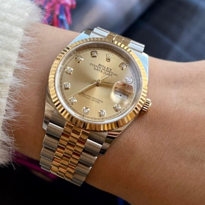 Gli strappano il rolex dal polso, nuovo colpo in Versilia