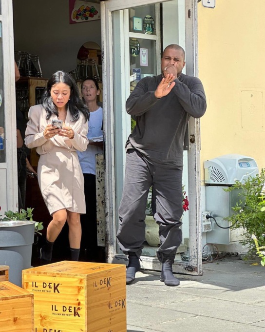 Kanye West avvistato in centro a Prato