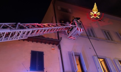 Appartamento a fuoco, la badante sopraffatta dal fumo nel tentativo di salvare l'anziana