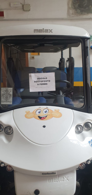 Alla guida di una navetta turistica contromano, multata dalla Municipale