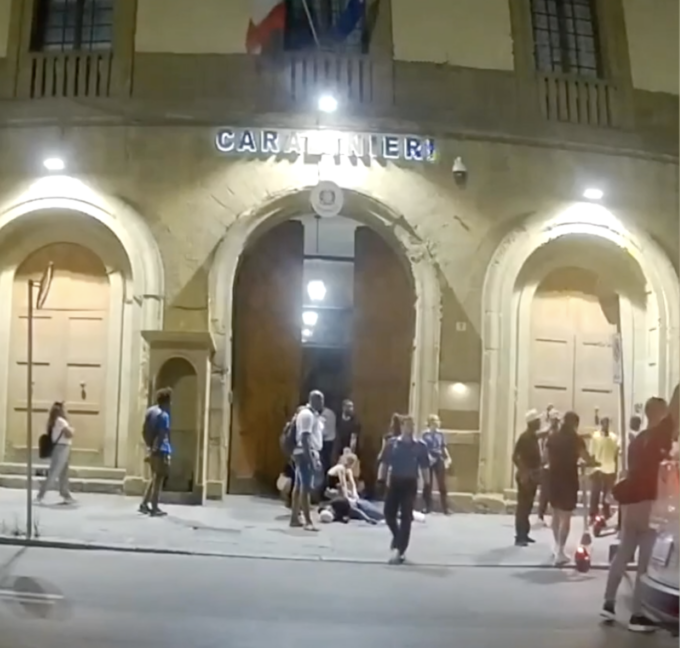 Violenta rissa a Santa Maria Novella, due feriti a colpi di coltello