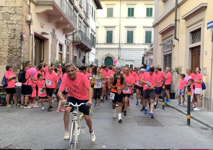 Sunset Run, un successo: centro invaso da un esercito in maglia rosa
