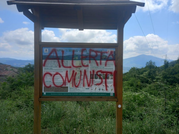 Scritte di stampo fascista sul Memoriale di Valibona