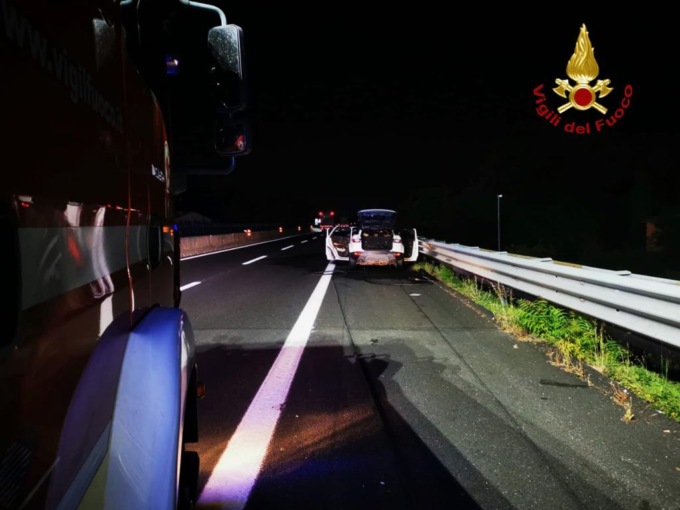 Auto in fiamme in A11, illeso il conducente
