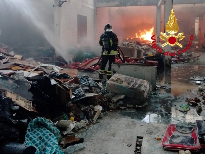 Vigili del fuoco: manca il personale in alcune sedi della Toscana persino l’acqua