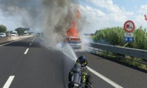 Auto in fiamme: traffico bloccato all'altezza di Prato est