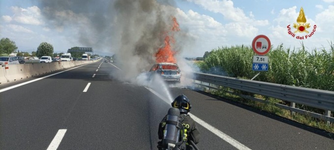 Auto in fiamme: traffico bloccato all’altezza di Prato est