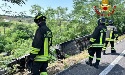 Camion finisce nella scarpata: due gru per tirarlo fuori