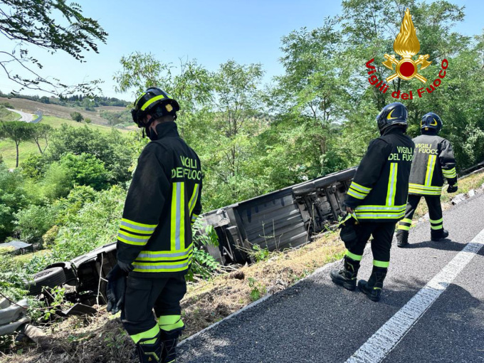 Camion finisce nella scarpata: due gru per tirarlo fuori
