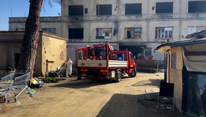 Firenze: viaggio nelle baraccopoli dell’ex mobilificio andato in fumo, tra degrado e disperazione
