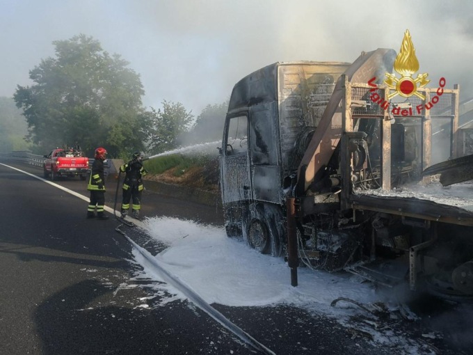 Camion a fuoco, autostrada A1 bloccata in direzione Nord