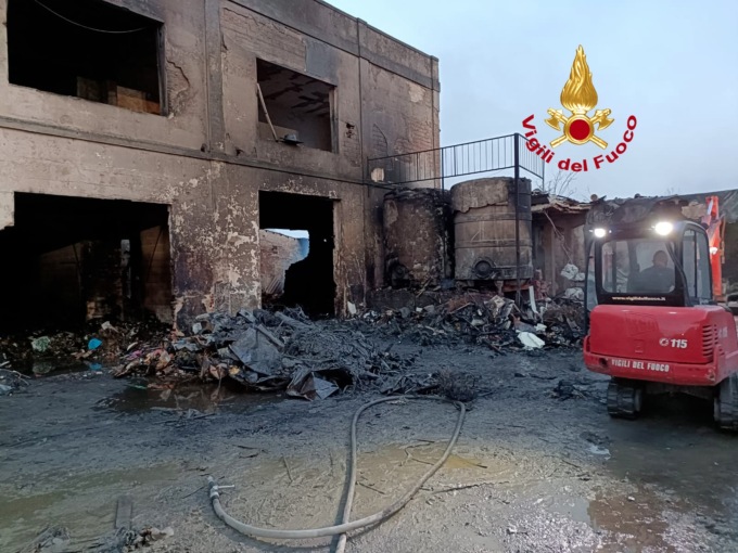 Incendio area ex Antilotex: ultimatum del Comune alla proprietà: “Proceda alla messa in sicurezza”