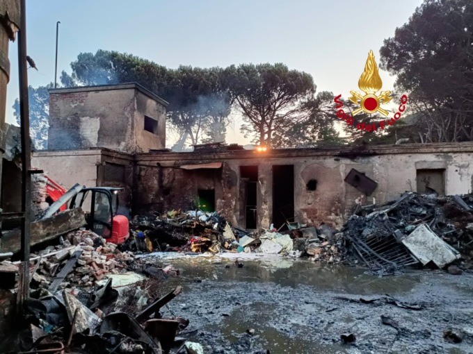 Un altro rogo all’ex mobilificio Becagli. E’ (di nuovo) doloso