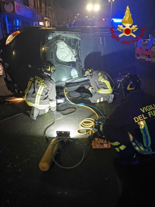 Perde il controllo dell’auto, si ribalta in pieno centro. Autista incastrato nell’abitacolo