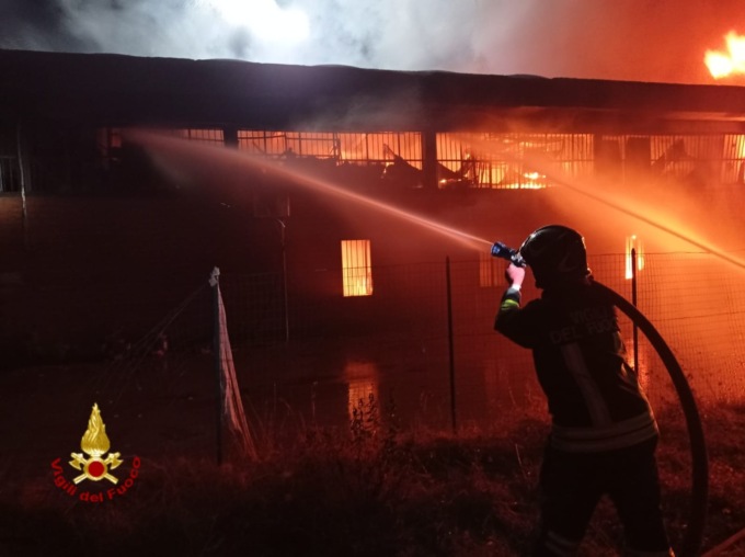 Incendio a Poggio a Caiano, fiamme nei capannoni di due aziende