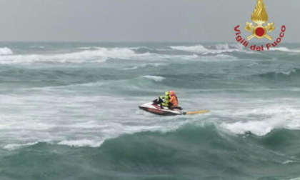 Turista annega in mare sotto gli occhi di moglie e figli: terza tragedia in pochi giorni in Toscana