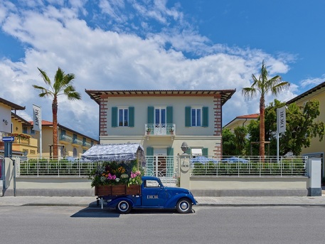 Dior prende casa a Forte dei Marmi: la maison del lusso ha inaugurato la boutique in un villa del ‘900