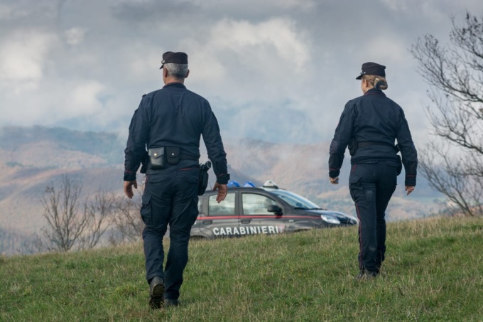 Figlio trova padre morto in una pozza di sangue nel suo terreno in campagna
