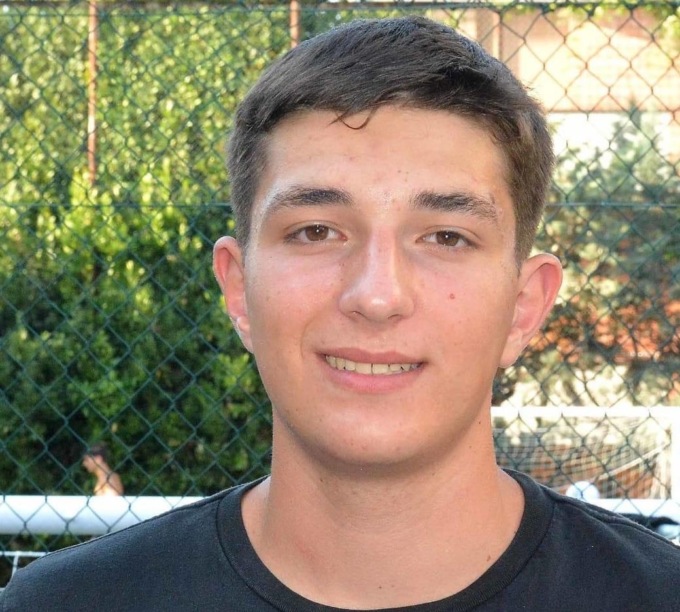 Ha un infarto, lo salvano tre ragazzini con il defibrillatore