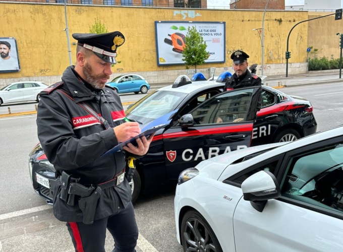 Ubriaco alla guida si schianta contro un’ambulanza