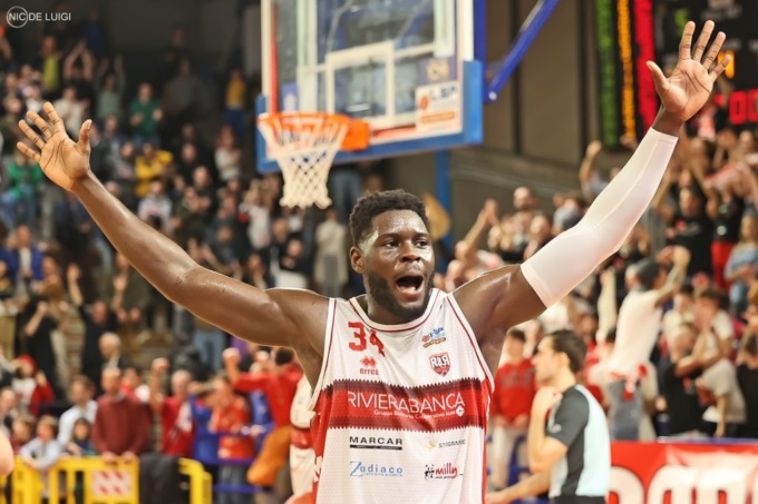 Il Pistoia Basket 2000 firma Derek Ogbeide