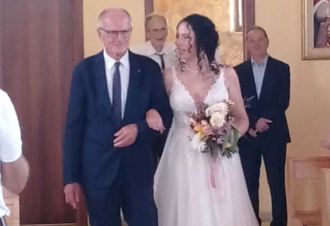 A Prato il prete missionario ha sposato sua figlia