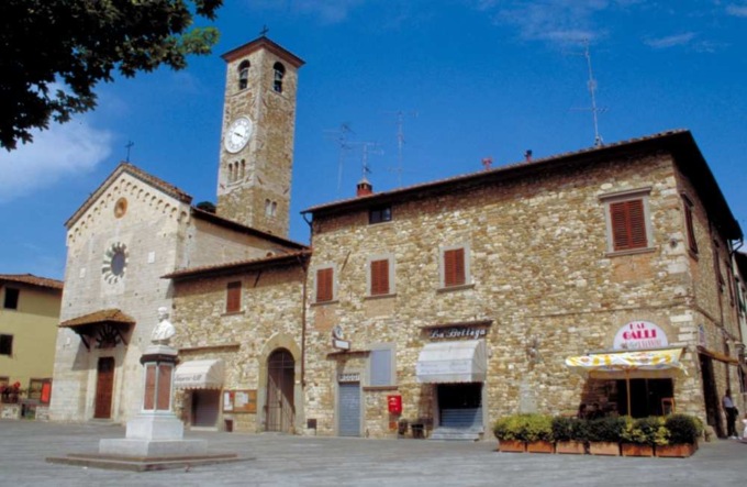 Musica troppo alta di notte, il parroco infastidito risponde sunando le campane
