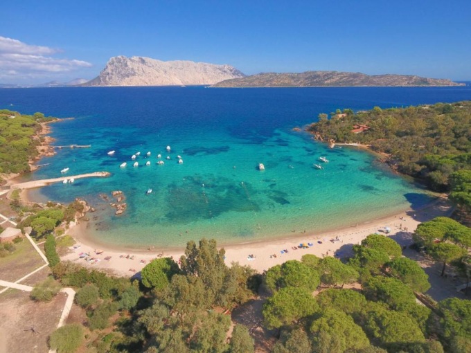 In spiaggia in Sardegna due caffè e due panini 18 euro: la denuncia di due turisti fiorentini